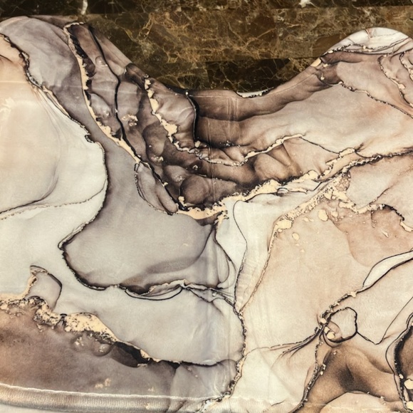 NWT 3 piece bathroom mats set
Bath mat, u shaped mat and toilet seat cover - Picture 2 of 4